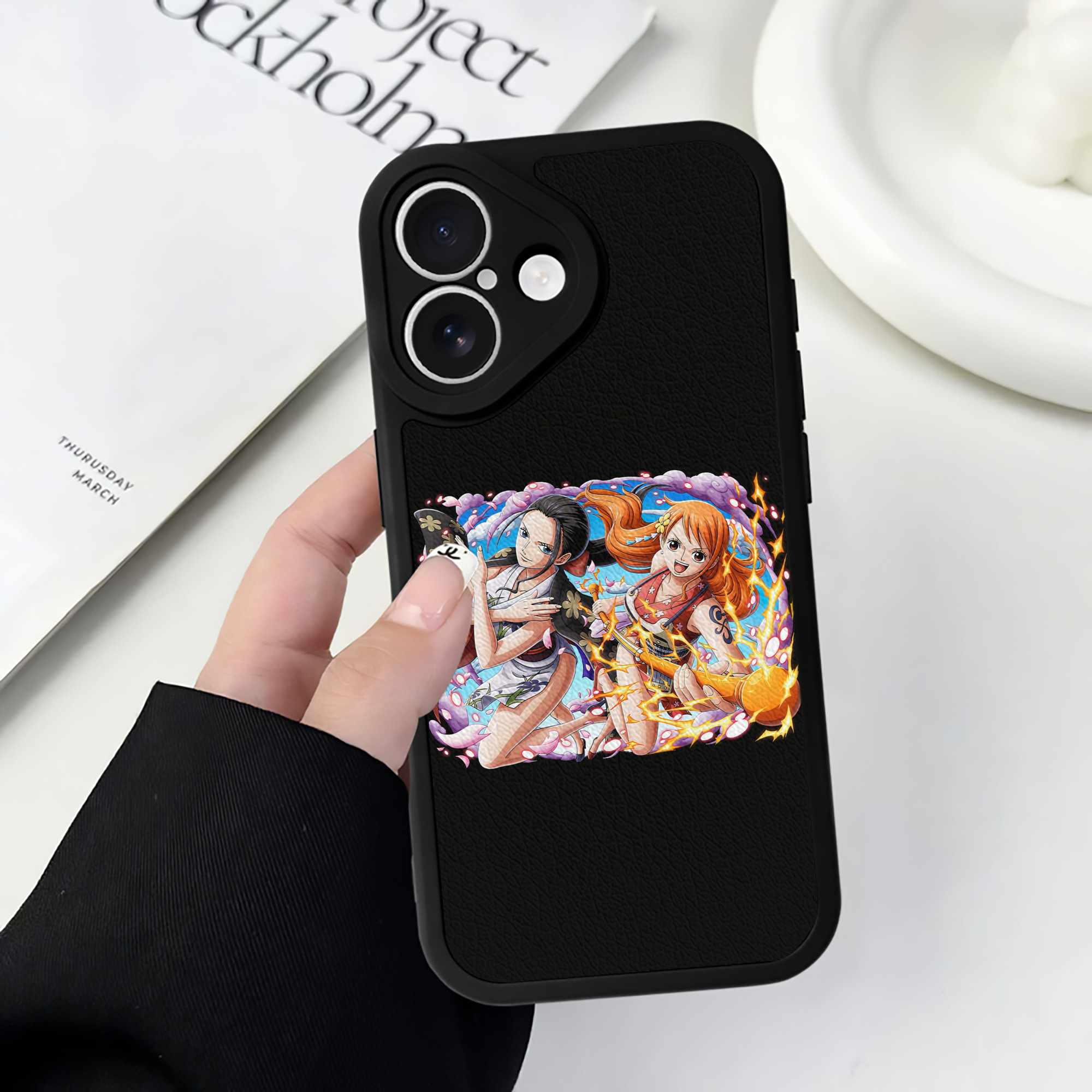 （画像用） ワンピース ナミ ONE PIECE Nami 【iPhone 16シリーズ対応】シリコンスマホケース（レザー調） 材質：シリコン
